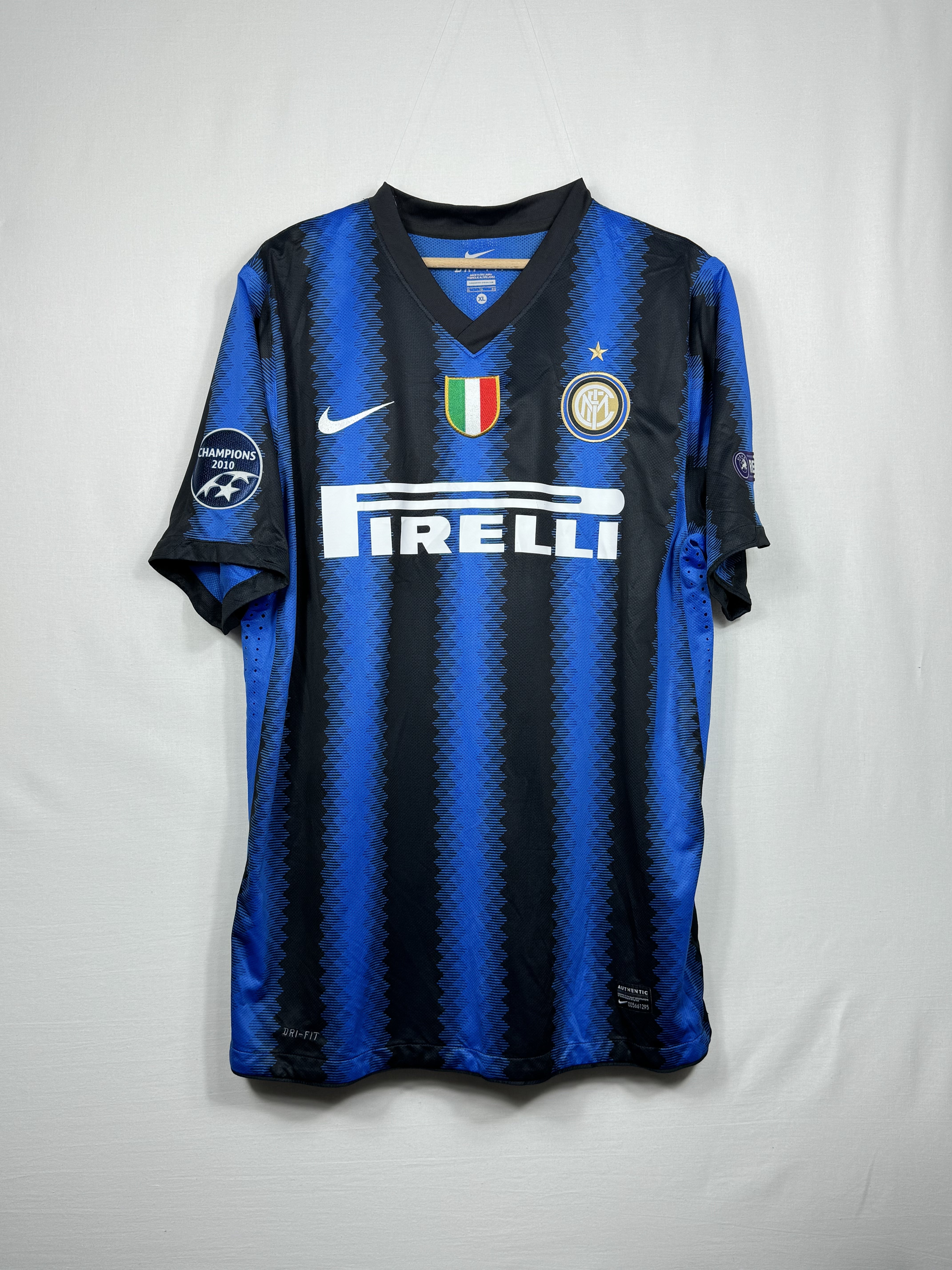 Lucio - Inter 2010-11 home UCL