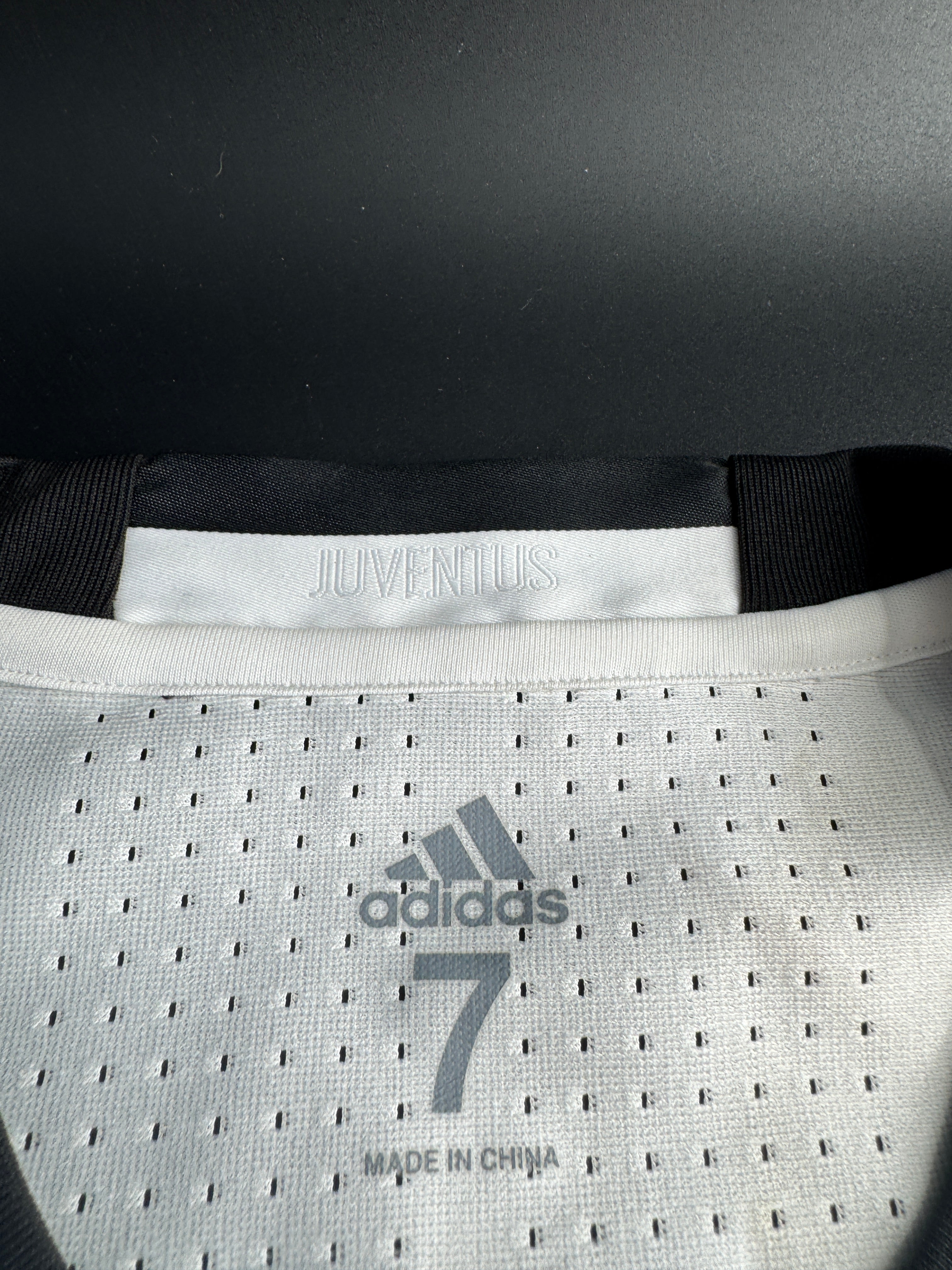 Cuadrado - Juventus - 2016-17 home unwashed